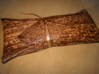 鯖寿司を竹の皮に包む