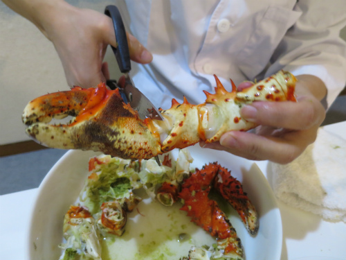 かにまみれのカニをさばく