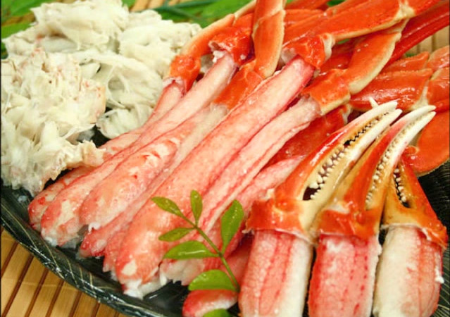 ズワイガニの殻剥き