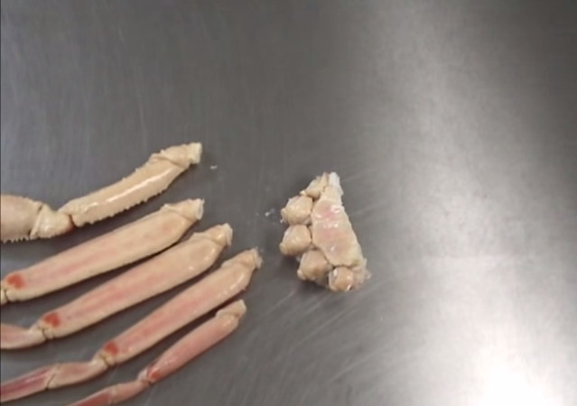 ズワイガニの殻剥き