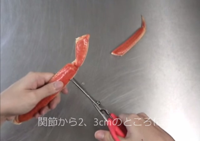 ズワイガニの殻剥き